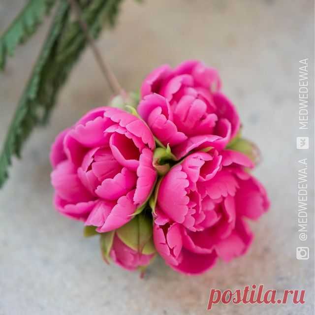 ❤️Брошь с пионами из фарфора в цвете фуксии
⠀
🌿Размер цветочной части около 3см
✨Каждый цветочек около 2см
🙌На создание такой броши идет около 100 лепестков размером 6-9мм, созданные полностью вручную без применения каттеров, молдов и тп
⠀
Максимально ручная работа