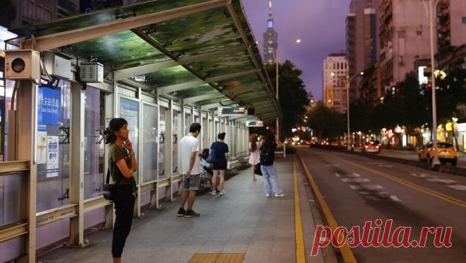 На Тайване произошло землетрясение. Остров Тайвань сотрясло землетрясение утром 26 ноября. Об этом пишет Reuters со ссылкой на центральное метеорологическое бюро Тайваня. По данным агентства, во время землетрясения в Тайбэе тряслись здания, но информации о каких-либо ...