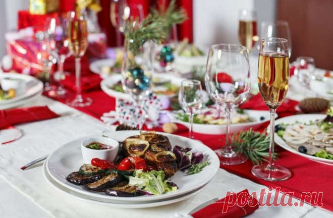 Салаты на Новый год 2020: рецепты, простые и вкусные, какие можно приготовить, легкие, без майонеза, фруктовые, овощные, мясные, с рыбой, морепродуктами, видео Какие приготовить салаты на Новый год 2020. Рецепты приготовления с фото новогодних салатов без майонеза и мяса, слоеных, овощные, фруктовые, мясных, рыбных и с морепродуктами. Видео приготовления 3 салатов на Новый год. Как приготовить салаты Новогодний переполох, Новогодний венок, Новогодняя сказка, классический рецепт оливье.