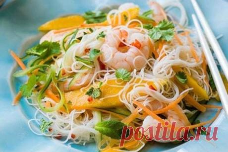 Салат с манго и фунчозойВ лучших традициях азиатской кухни – ярко, вкусно и необычно.Тебе понадобится: 1 манго, 400 г креветок, 100 г фунчозы, 100 г кешью, 150 г стручковой фасоли, 1 лайм, 15 мл кунжутного масла.Приготовление: Запарь фунчозу по инструкции. Отвари и очисти креветки, наруби кешью, нарежь манго кубиком и обжарь стручковую фасоль. Смешай все вместе и сбрызни салат кунжутным маслом и со...