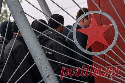 Двое уроженцев Таджикистана сбежали из военкомата Москвы. Почему в России проводят облавы на военнообязанных мигрантов?. Двое уроженцев Таджикистана, ранее получивших российское гражданство, сбежали из военкомата в Москве. В отношении мужчин возбудили уголовные дела по статье об уклонении от военной службы. Одного из них задержали спустя три дня по месту регистрации. Судьба второго мужчины пока неизвестна.