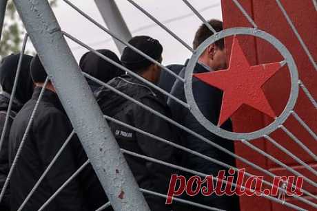 Двое уроженцев Таджикистана сбежали из военкомата Москвы. Почему в России проводят облавы на военнообязанных мигрантов?. Двое уроженцев Таджикистана, ранее получивших российское гражданство, сбежали из военкомата в Москве. В отношении мужчин возбудили уголовные дела по статье об уклонении от военной службы. Одного из них задержали спустя три дня по месту регистрации. Судьба второго мужчины пока неизвестна.