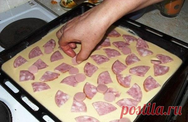 Вкуснющая быстрая пицца  Ингредиенты:

Яйца — 2 шт.
Майонез — 3 ст. л.
Мука — 3 ст. л.
Колбаса — 150 г
Лук — 0,5 шт.
Помидор — 1 шт.
Сыр — 200 г
Зелень — по вкусу

Приготовление:

1. Смешиваем яйца, майонез и муку. Хорошенько перемешиваем. Получившееся тесто выливаем в форму для запекания.
2. Далее выкладываем начинку. Сперва идет колбаса. Затем — слой лука. Затем — помидоры. Затем щедро посыпаем пиццу слоем тертого сыра. При желании можно посыпать зеленью.
3. Ставим в дух...
