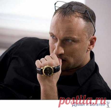 Я уважаю мужчин, которые умеют решать проблемы одним звонком… 
Главное, чтобы этот звонок не был звонком маме… 

© Дмитрий Нагиев