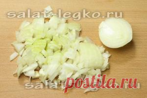 Луковый салат, рецепт с яблоком и яйцом