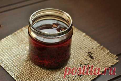 При усталых и воспаленных глазах, припухлости век, кругах и мешках под глазами.