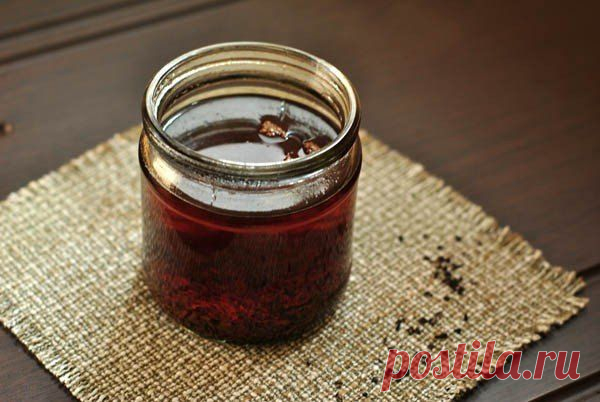 При усталых и воспаленных глазах, припухлости век, кругах и мешках под глазами.