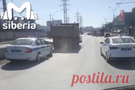 Водитель КамАЗа устроил погоню в центре российского города и попал на видео. Водитель КамАЗа устроил погоню с ГИБДД по Димитровскому мосту в центре Новосибирска. Происшествие в российском городе попало на видео. На появившихся кадрах видно, как водитель большегруза уходит от преследования двух машин сотрудников Госавтоинспекции. Во время погони водителей задевает несколько авто в потоке.