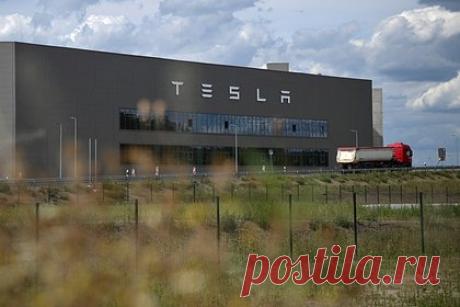 Завод Tesla в Германии остался без электричества из-за экоактивистов. Завод Tesla в общине Грюнхайд в Германии лишился электричества из-за устроенного экоактивистами поджога. Утром вторника, 5 марта, защитники природы подожгли электроподстанцию рядом с предприятием. В результате акции без света остались автомобильный завод, город Экнер и два района Берлина.