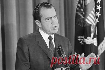 Ричард Никсон просил Элвиса Пресли шпионить за Джоном Ленноном. Радиоведущий Боб Харрис рассказал, что бывший президент США Ричард Никсон просил певца Элвиса Пресли шпионить за участником The Beatles Джоном Ленноном. По словам Харриса, мало кто верил Леннону, который утверждал, будто за ним следят. Никсону не нравилось, что музыкант критиковал войну во Вьетнаме.