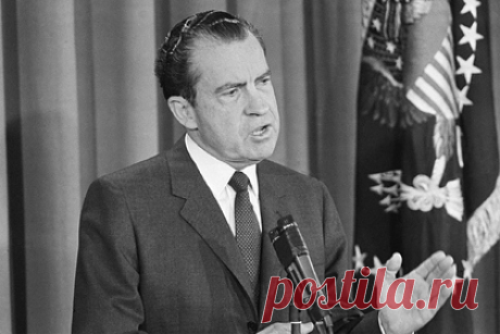 Ричард Никсон просил Элвиса Пресли шпионить за Джоном Ленноном. Радиоведущий Боб Харрис рассказал, что бывший президент США Ричард Никсон просил певца Элвиса Пресли шпионить за участником The Beatles Джоном Ленноном. По словам Харриса, мало кто верил Леннону, который утверждал, будто за ним следят. Никсону не нравилось, что музыкант критиковал войну во Вьетнаме.