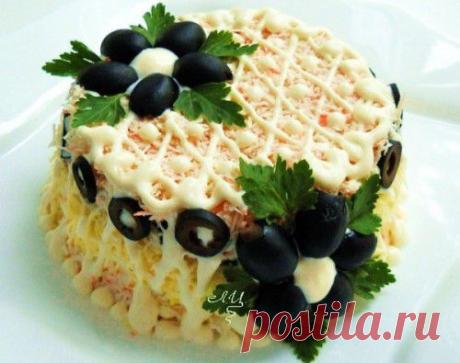 Рецепт приготовления салата из крабовых палочек и чеснока.