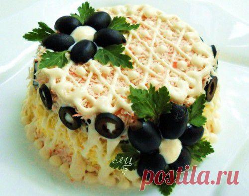 Рецепт приготовления салата из крабовых палочек и чеснока.