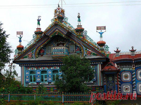 Дом кузнеца С.И. Кириллова в Свердловской обл. По итогам всероссийского конкурса самодеятельного деревянного зодчества в 1999 году дом Кириллова Сергея Ивановича признали лучшим в России. Жена кузнеца рассказала: « Поженились мы в 1951-м году и поселились в доме, где раньше жил Сережин дед. После нашей свадьбы через два года изба начала коситься, а мы начали ее равнять. Это и стало началом».