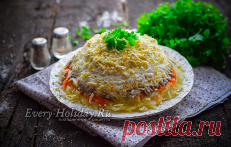 Салат "Мимоза" с сайрой, классический рецепт с сыром и картошкой