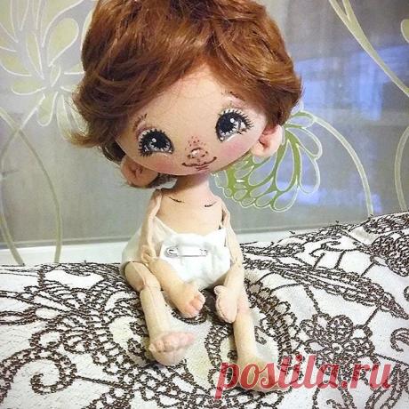 Сидит ребенок.Ждет терпеливо,пока возьмусь за него,сиротку.Посмотрела на него и прям так жалко стало.Все остальные ,в одно время с ним рожденные малыши,уже разьехались по своим мамам.А он все сидит в одном памперсе и ждет...Пошла одевать ребенка,а то прям совесть замучила)Он будет свободен.Образ придуман.Угадаете?
#Сладулькиотириски 
#миниСладулька 
#малыш