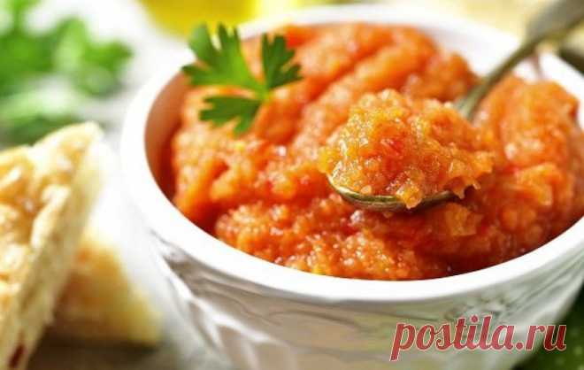 Морковная икра по рецепту моей тети, которая большой специалист в кулинарии Закуска на все случаи жизни! Ингредиенты: помидоры — 1,5 кгморковка — 1 кгчеснок — 100 гсахар — 100 грастительное масло — 1 стакансоль — 1 ст.л.перец молотый чёрный — 1 ст.л.уксус 70% — 1 ст.л. Приготовление: Пропускаем через мясорубку морковь вместе с помидорами...