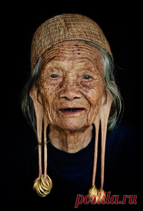 (1) Earlobes...never seen them this long! | photography
