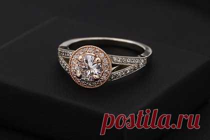 Аквалангист нашел на дне озера обручальное кольцо с огромным бриллиантом. Аквалангист Майкл Пелли из США достал со дна озера обручальное кольцо с огромным бриллиантом и вернул его потерявшей его владелице. Мужчина уже четыре года занимается поиском потерянных в водоемах вещей. Он находил в воде мобильные телефоны, часы, солнцезащитные очки, ключи, весла и ювелирные изделия.