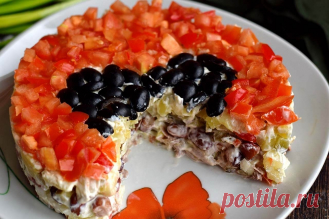 Салат Коварство и любовь Предлагаем рецепт вкусного салата с интересным названием Коварство и любовь. Блюдо отлично подойдет для праздничного меню, салат ярко смотрится на столе, оформление в виде сердца делает его внешний вид еще оригинальнее. Салат получается очень сытным и питательным, благодаря фасоли, картофелю и мясу. Чтобы блюдо не было сухим, добавляем маринованные огурчики и сочные помидоры. Салат можно подавать как состоятельное блюдо без гарнира.