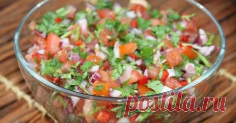 Израильский салат
#веганство@just_veg

Мы часто слышим позитивные отзывы от людей, которые побывали в Израиле. Большинство блюд этой кухни простые и незатратные, поэтому из года в год они становятся всё популярнее.

Ингредиенты:

- Помидор 2 шт.;
- Огурцы 2 шт.;
- Болгарский перец 1 шт.;
- Красный лук 1 шт.;
- Петрушка 0,5 пуч.;
- Мята 4 шт. ;
- Соль по вкусу ;
- Черный перец (молотый) по вкусу ;
- Лимонный сок 1 ст. л. ;
- Оливковое масло 2 ст. л. ;
- Кунжут 1 ч. л.

Приг...