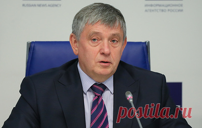 Ректор УрФУ: вуз объединил на своей площадке интересы студентов, науки и промышленности. Ректор крупнейшего на Урале вуза Виктор Кокшаров рассказал о новых приоритетных проектах уральских ученых, векторе на импортозамещающие технологии, как университет становится фабрикой технологий и почему вузы и ссузы не конкурируют за абитуриентов