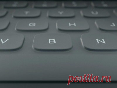 Клавиатуру Apple Smart Keyboard признали неремонтопригодной Вместе с 12,9-дюймовым планшетным компьютером iPad Pro компания Apple представила стилус Pencil и чехол-клавиатуру Smart Keyboard. Специалисты популярного ресурса iFixit уже разобрали "карандаш" от Apple и признали его практически неремонтопригодным. Теперь пришёл черёд Smart Keyboard. Клавиатура выполнена в форм-факторе чехла-обложки и подключается к планшету через специальные разъёмы, поэтому внутри аксессуара нет…
