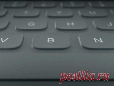 Клавиатуру Apple Smart Keyboard признали неремонтопригодной Вместе с 12,9-дюймовым планшетным компьютером iPad Pro компания Apple представила стилус Pencil и чехол-клавиатуру Smart Keyboard. Специалисты популярного ресурса iFixit уже разобрали &quot;карандаш&quot; от Apple и признали его практически неремонтопригодным. Теперь пришёл черёд Smart Keyboard. Клавиатура выполнена в форм-факторе чехла-обложки и подключается к планшету через специальные разъёмы, поэтому внутри аксессуара нет…