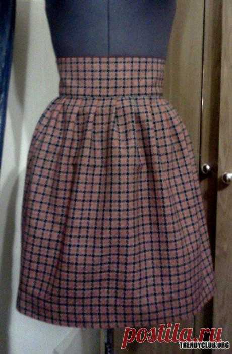 Шьем юбку легко и просто

1. Вам понадобится:
-кусок ткани 50 х 150см=полотнище юбочки
-кусок ткани 16 х (длина вашей талии + 4см)=пояс
-клеевая ткань(флизилин) по размеру пояса
-потайная молния

2. Приклеиваем флизилин к изнаночной стороне пояса. Складываем пополам, проглаживаем утюгом.
3. На полотнище юбки закладываем складки, такие, как вам хочется, главное, чтобы соответствовало вашей талии. Закрепляем их машинной строчкой.
4. Вшиваем молнию.
5. Сшиваем задний шов.
6. ...