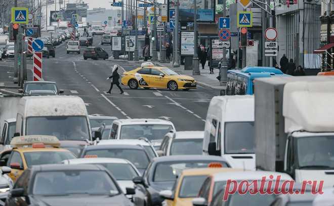 Ликсутов подвел промежуточные итоги аттестации водителей такси в Москве. 5 тыс. водителей такси уже успешно прошли аттестацию на знание правил работы в этом виде городского транспорта, сообщил заммэра столицы по вопросам транспорта и промышленности Максим Ликсутов.