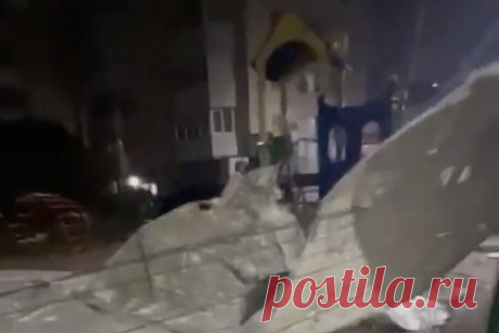Облицовка дома в Севастополе обрушилась на детскую площадку из-за ветра. В Севастополе прошел мощный ливень. Из-за сильного ветра облицовка одного из жилых домов в городе обрушилась на детскую площадку. На опубликованных в сети кадрах видно, что с одной из стен облицовка упала практически полностью. Среди других последствий дождя в городе зафиксировали сильные потопы в жилых домах.