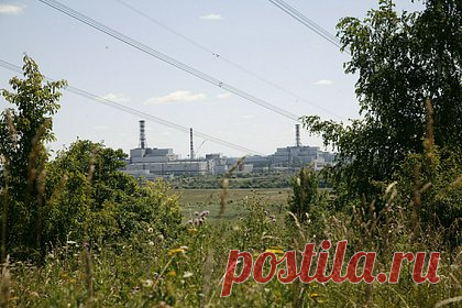 Упавшие после взрыва в городе-спутнике Курской АЭС обломки сняли на видео. В сети появилась видеозапись, на которой видны обломки, упавшие на землю после взрыва в городе-спутнике Курской АЭС Курчатове. Ее публикует Telegram-канал Shot. На кадрах видно, как один из очевидцев взрыва держит в руках железный предмет, похожий на часть крыла беспилотника.