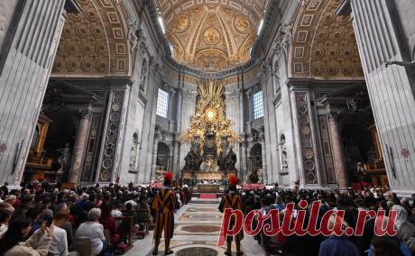 Ватикан разрешил геям и транссексуалам участвовать в церковных таинствах. Гомосексуалисты и транссексуалы смогут принимать крещение, а также быть крестными родителями и свидетелями, сообщил Ватикан. Папа римский ранее призывал католических священников приветствовать представителей ЛГБТ в церкви