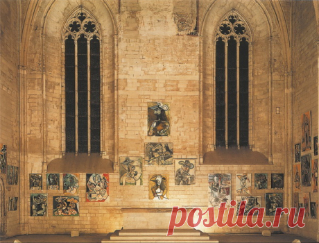 Зрителей окружал буйный и красочный маскарад мужчин со шпагами, пар, обнаженных женщин, торжественных портретов