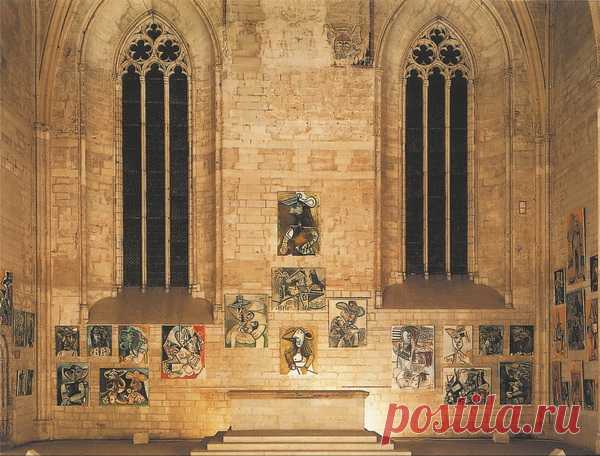 Зрителей окружал буйный и красочный маскарад мужчин со шпагами, пар, обнаженных женщин, торжественных портретов