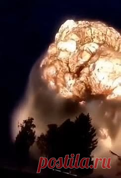 Детонация склада боеприпасов в Хмельницком попала на видео. Детонация склада боеприпасов в украинском Хмельницком попала на видео. Кадрами, которые были засняты неизвестным очевидцем этого события, поделился Telegram-канал «Военный осведомитель». Запись начинается через несколько секунд после взрыва. Поднимающееся вверх облако огня с каждой секундой становится все объемнее.