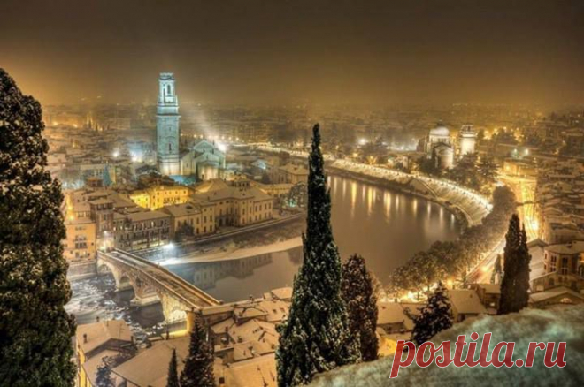 ВЕРОНА, ИТАЛИЯ 

 С приходом римлян здесь были построены античные строения, некоторые из которых существуют по сей день.
 В III веке Верона считалась военной базой, которая была рассчитана для борьбы с варварами. 
 В 1405 году Верона становится владением Венеции. Венецианцы дорожили городом, поэтому Верона сумела прожить почти 4 века в относительном спокойствии. С 1796 по 1866 года Вероной правили попеременно между французы и австрийцы.