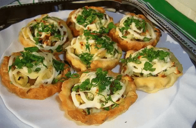 Корзиночки с сельдью на праздничный стол
Такая закуска с легкостью поглощается в первую очередь, это уже проверено. Делается все легко и очень просто! 
Ингредиенты: 
- готовые тартинки 
Начинка: 
- филе 1 селедки 
- 1/2 пучка зеленого лука 
- 30 гр. сыра 
- укроп (несколько веточек) 
- майонез 
Приготовление: 
Филе селедки режем мелким кубиком, затем нарезаем лук и зелень, сыр натираем на крупной терке, все заправляем майонезом. 
Начинкой заполняем корзинки. 
Зеленый лук м...