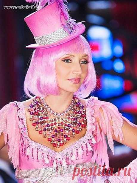 На сцене театра.