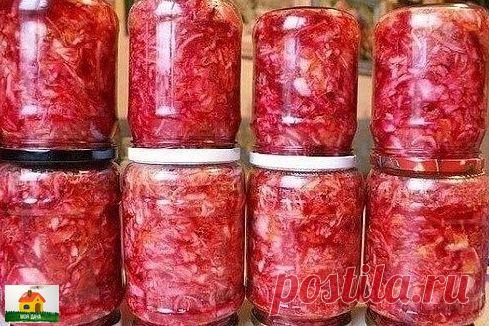 Капуста маринованная.

2 кг капусты-нашинковать
3шт морковки и 3шт свёклы- натереть на крупной тёрке.

Сварить маринад:
- 0.5 литра воды
- 3 столовые ложки с горкой сахара
- 3 столовые ложки без горки соли
- 1/2 стакана подсолнечного масла
- щепотку острого перца молотого
- 2 лавровых листа
ВСЁ ПРОКИПЯТИТЬ 10 мин.
добавить 3/4 стакана уксуса
1 головку размятого чеснока.

Перемешать с капустой, разложить по банкам и стерелизовать 10 минут.
Капустка получается хрустящая и бе...