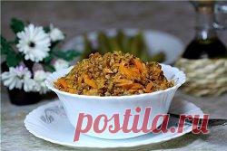 Такую гречку вы еще не ели: 5 вкуснейших некалорийных рецептов с одной из самых полезных круп.
1. Гречка с помидорами: просто и питательно
67 ккал на 100 грамм
Ингредиенты:
● Гречневая крупа 100 г 
● Морковь 1 шт. 
● Лук репчатый 1 шт. 
● Помидоры в собственном соку или свежие 3-4 шт. 
● Чеснок (по желанию) 1 зубчик
● Соль по вкусу 
Приготовление:
Готовить гречку лучше всего в посуде с толстым дном, мы взяли казан, обычная сковорода тоже подойдет.
Лук и морковь очистить, н...