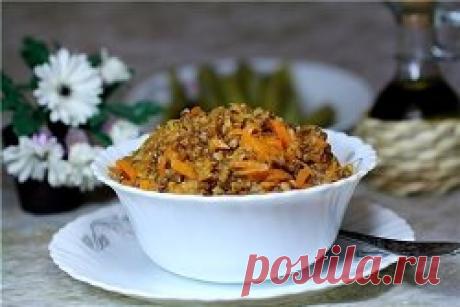 Такую гречку вы еще не ели: 5 вкуснейших некалорийных рецептов с одной из самых полезных круп.
1. Гречка с помидорами: просто и питательно
67 ккал на 100 грамм
Ингредиенты:
● Гречневая крупа 100 г 
● Морковь 1 шт. 
● Лук репчатый 1 шт. 
● Помидоры в собственном соку или свежие 3-4 шт. 
● Чеснок (по желанию) 1 зубчик
● Соль по вкусу 
Приготовление:
Готовить гречку лучше всего в посуде с толстым дном, мы взяли казан, обычная сковорода тоже подойдет.
Лук и морковь очистить, н...