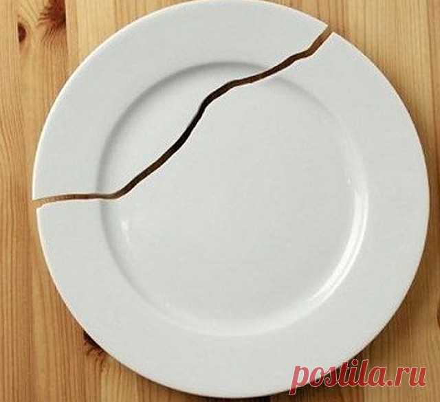 Полезные советы. Сохрани - не потеряешь 
Что нельзя иметь в доме.

1. Старые изношенные тапочки не следует хранить в доме - они притягивают негативную энергетику. Если тапочки порвались, их нужно удалить из квартиры.

2. Также не следует хранить в доме порванную, негодную одежду. Всегда оценивайте старую обувь и одежду по принципу: будете ли вы ее еще носить. Если не будете - выбрасывайте.

3. Посуда с трещинами, сколами, дефектами, полученными в процессе эксплуатации, нар...