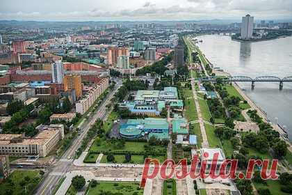 Российский блогер описал квартиры в КНДР фразой «кровать — это роскошь». Российский тревел-блогер и путешественник показал, как выглядят квартиры жителей КНДР. По словам автора публикации, мебели в них очень мало, но всегда есть портреты Ким Ир Сена и Ким Чен Ира. Он также отметил, что диван и холодильник являются признаками достатка в семье, а кухня — чаще всего самая обставленная комната.