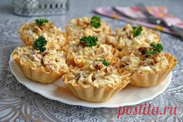 Салат с курицей и ананасом в тарталетках. Филе куриное (отварное) — 200 г; Ананас консервированный — 200 г; Сыр твердый — 70 г; Чеснок — 1-2 зуб.; Орехи грецкие (ядрышки) — 30 г; Соль, перец свежемолотый черный (по вкусу) ; Яйца вареные — 2 ш…