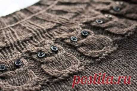 Узор «Сова» 
Узор «Сова» - выполнен спицами. Простой в исполнении, но интересный визуально, он станет прекрасным украшением кармана, шапки, детской кофты и т.д.
Для образца наберите 22 п.
1-й ряд: лиц. п.;
2-й ряд: лиц. п.;
3-й ряд: кром., 1 изн., 18 лиц. п., 1 изн., кром.;
4-й ряд вязать по рисунку;
5-й ряд: кром., 2 изн., 4 п. перекрестить вправо: 2 лиц. п. отложить на вспом. спицу за работой, след. 2 лиц. п. провязать лиц., затем провязать 2 п. со вспом. спицы 1 лиц. п., 1 изн. п.; 1 лиц.