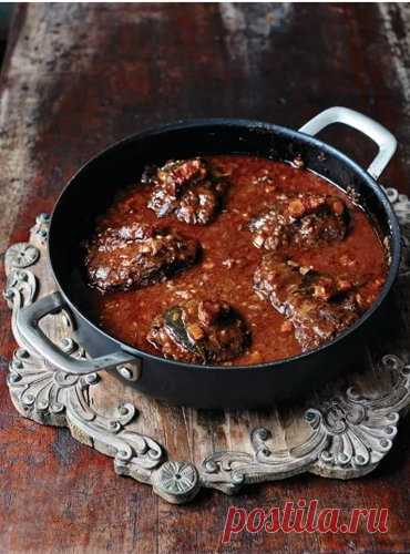 Рецепт рагу с мясом

Джейми готовит рецепт рагу с мясом говядины, с вином, помидорами, корицей и чесноком. Ароматно!
