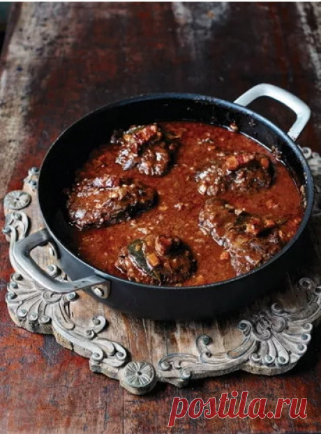 Рецепт рагу с мясом

Джейми готовит рецепт рагу с мясом говядины, с вином, помидорами, корицей и чесноком. Ароматно!