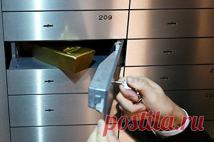 Россиянам посоветовали не спешить с покупкой золота