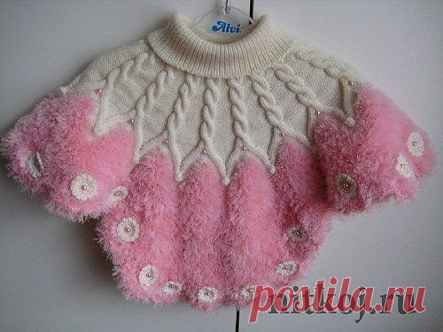 Вязаное пончо для девочки
Описание: http://nitkoj.ru/bolero-dlya-devochek/354-vyazanoe-poncho-dlya-devochki.html